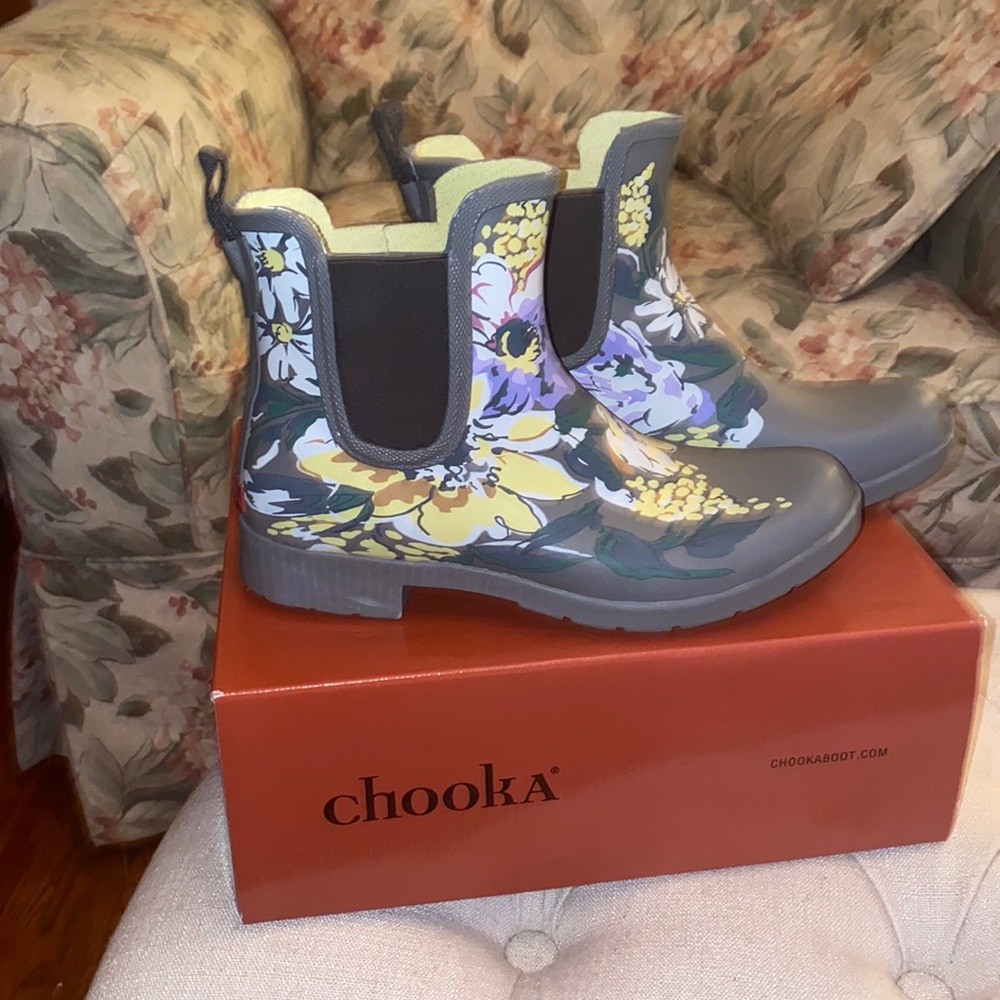 ☔️NWT Chooka Grey flowered rain boots size 7☔️